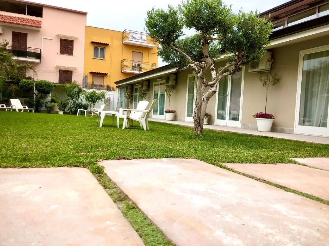 Garden and terrace at Amantea Monument B&B in Terrasini